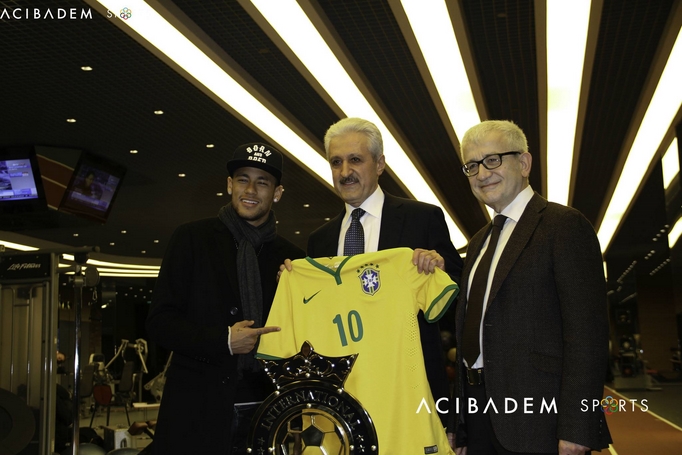 Futbollisti I njohur Brazilian, Neymar viziton QendrÃ«n Sportive Mjeksore Acibadem